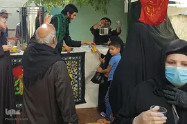 زائرین اربعین حسینی در حرم حضرت عباس(ع)