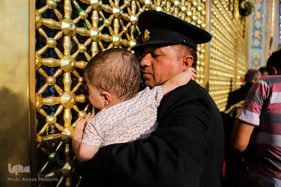 تعویض پرچم گنبد حرم امام رضا(ع)‎