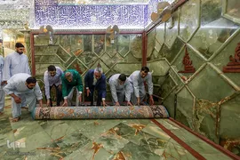 شستشوی اطراف ضریح‌مطهر علوی به مناسبت سالروز ولادت امیرالمومنین حضرت علی (ع)