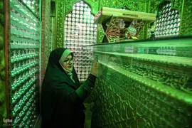آیین غبارروبی حرم مطهر حضرت احمدبن موسی الکاظم علیهماالسلام، با حضور خانواده‌های مکرم شهدا