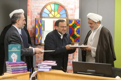 رونمایی از مجموعه مقالات همایش شهید سلیمانی و مکتب انتظار و مقاومت