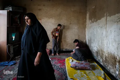 گلنسا احمدی ساکن روستای گبوری می‌گوید: «فرزند ۱۴ساله ام شاهرخ به علت بیماری اعصاب و افسردگی دچار پرخوری شده است.»