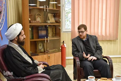 از سمت راست سیدعلیرضا علوی رئیس سازمان جهاد دانشگاهی خوزستان و حجت‌الاسلام آیت عادلی‌نژاد مسئول نهاد نمایندگی مقام معظم رهبری در دانشگاه علوم پزشکی جندی شاپور اهواز
