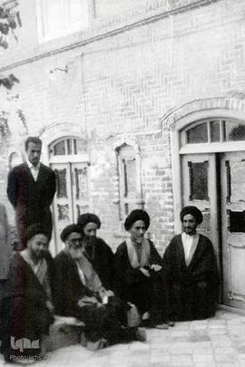 دکتر علی شریعتی درکنار آیت الله العظمی میلانی،حجت الاسلام سید ابراهیم میلانی وبرخی علمای مشهد

