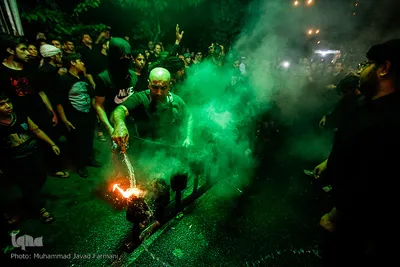 آیین مشعل گردانی عراقی ها در شب عاشورای حسینی