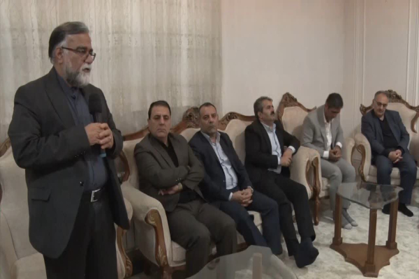 دیدار مسئولان لرستان با خانواده شهدای جنگ رمضان در خرم‌آباد