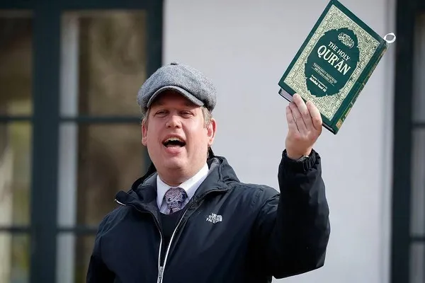Norveç'te Kur'an-ı Kerim'i yakan grubun aracı takla attı