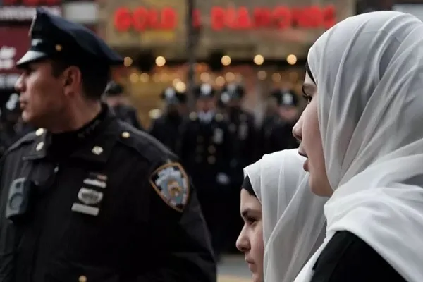 Polícia do condado de Nova York enfrenta processo por remoção 'desumana' do hijab