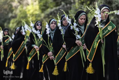 گلباران قبور شهداي دفاع مقدس توسط خادمان حرم شاهچراغ(ع) شيراز