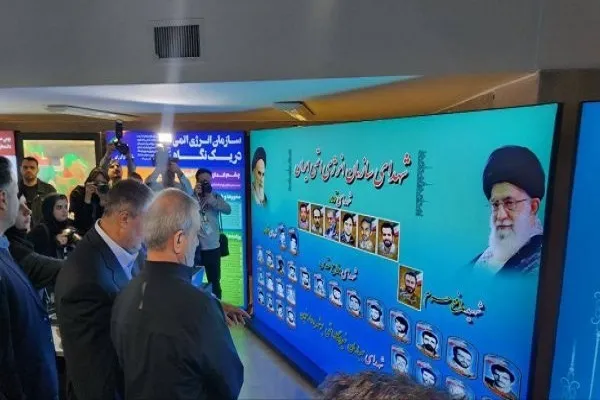 بازدید رئیس‌جمهور از نمایشگاه دستاوردهای صنعت هسته‌ای کشور