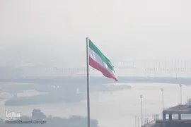 ایستاده در غبار