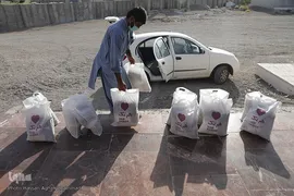 توزیع ۳۰۰بسته معیشتی اقلام ضروری مواد غذایی «هم نمک» میان خانواده های بی بضاعت و محروم روستاهای جازموریان، در جنوب کرمان
