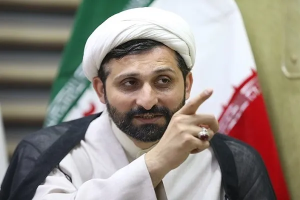 حساب محققان تصوف از جاهلان صوفیه جداست/ نه هر که چهره برافروخت دلبری داند