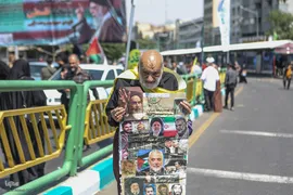 تهرانی‌ها پس از نماز جمعه در محکومیت تهاجم اسرائیل به خیابان‌ها آمدند”