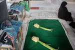 غبارروبی و عطرافشانی مزار شهدا با گل نرگس ـ بهبهان