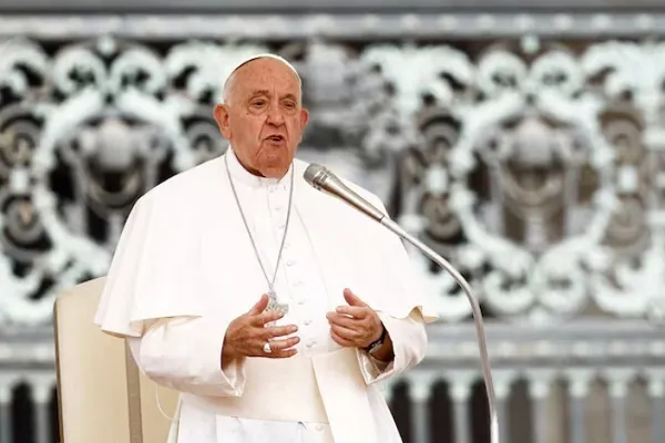 Mengadakan mesyuarat dialog agama di masjid terbesar di Indonesia, yang dipengerusikan oleh Pope