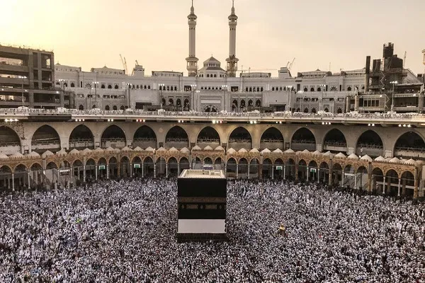 السعودية ترفع الحظر عن تنقل المعتمرين داخل المملكة