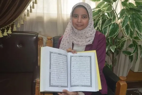 مصر: شابة صعيدية تكتب القرآن كاملًا بخط اليد العثماني + صور