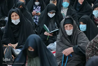 Schwarze Trauerflagge auf Kuppel des Heiligtums von Fatima Masuma