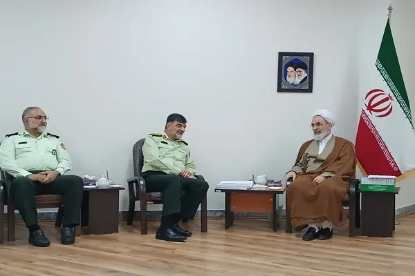 نیروی انتظامی را باید از قانون تا معیشت پشتیبانی کرد