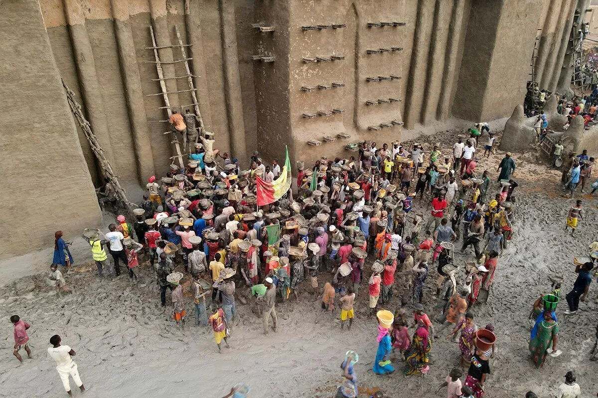 Waislamu nchini Mali wakarabati Msikiti ambao ni jengo kubwa zaidi la zatofali ya udongo duniani (+Video)