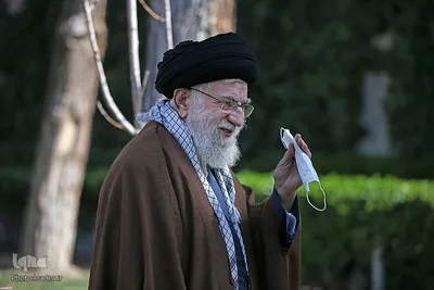 کاشت نهال توسط رهبر انقلاب
