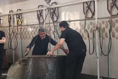 طبخ و توزیع آش گندم در یزد‎