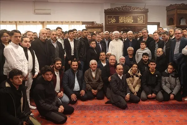 Erbaş, Fransa'da sabah namazında gençlerle buluştu