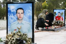 غبارروبی مزار شهدا در آخرین پنجشنبه سال ۱۳۹۷