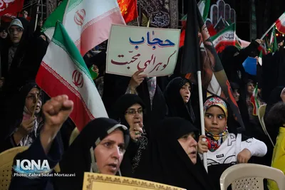 زنجیره مردمی حمایت از عفاف و حجاب در میدان شهدای اصفهان