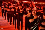 حضور امام جمعه ماکو در جمع عزاداران و اهدای چفیه به آنها‎