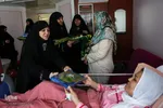 عیادت از بیماران توسط خادمین حرم امام رضا (ع)