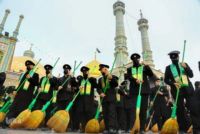 Zum Todestag von Fatima Masuma (s.a.) fegen Diener die Innenhöfe mit Besen
