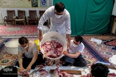 تهیه و توزیع گوشت نذری بین نیازمندان در عید قربان - شیراز