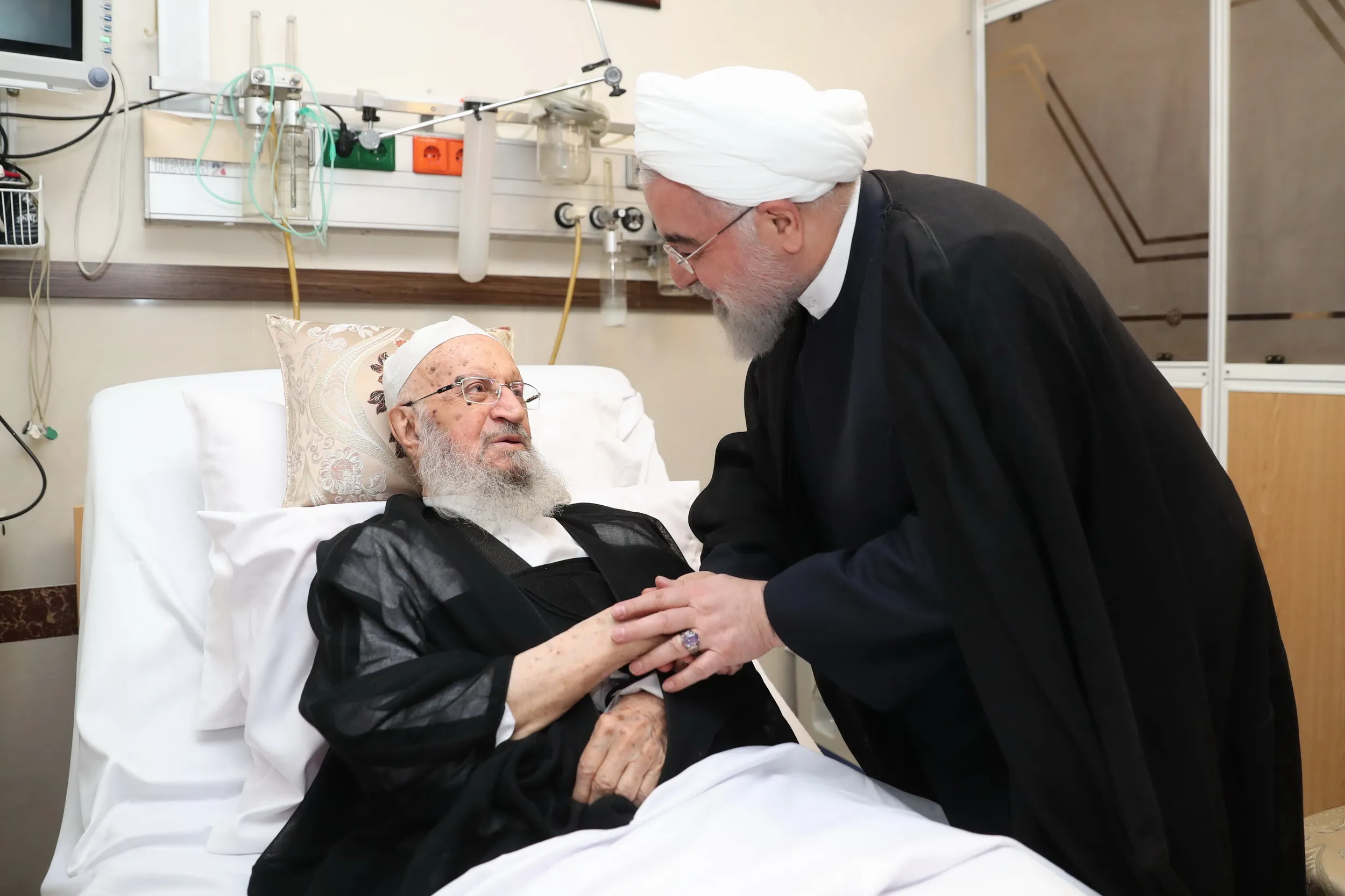 رئیس‌جمهور از حضرت آیت‌الله مکارم شیرازی عیادت کرد