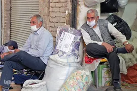 با ماسک در شهر