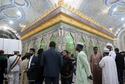 ادای احترام شرکت‌کنندگان در مسابقات بین‌المللی قرآن به امام راحل
