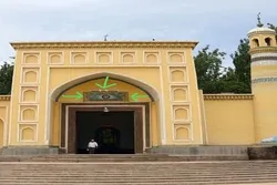 Məscidin qapısının üzərindən şəhadəteyni pozdular