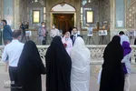 هدیه خادمان حرم شاهچراغ به زوج ها در روز ازدواج