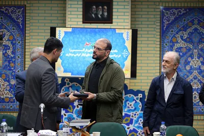 رونمایی مجموعه آیه های ایثار