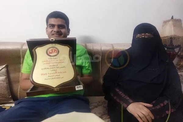 نوجوان اوتیستیک مصری حافظ قرآن شد + فیلم