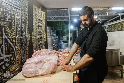 پخت و توزیع غذای نذری در روز اربعین حسینی
