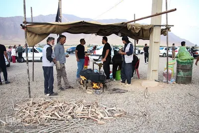 پذیرایی موکب روستایی سنگ‌سفید شازند از زائران حسینی