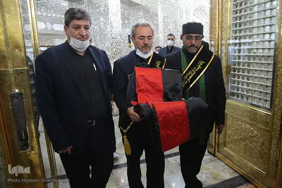 تعویض پرچم گنبد حرم رضوی در آغاز ماه محرم