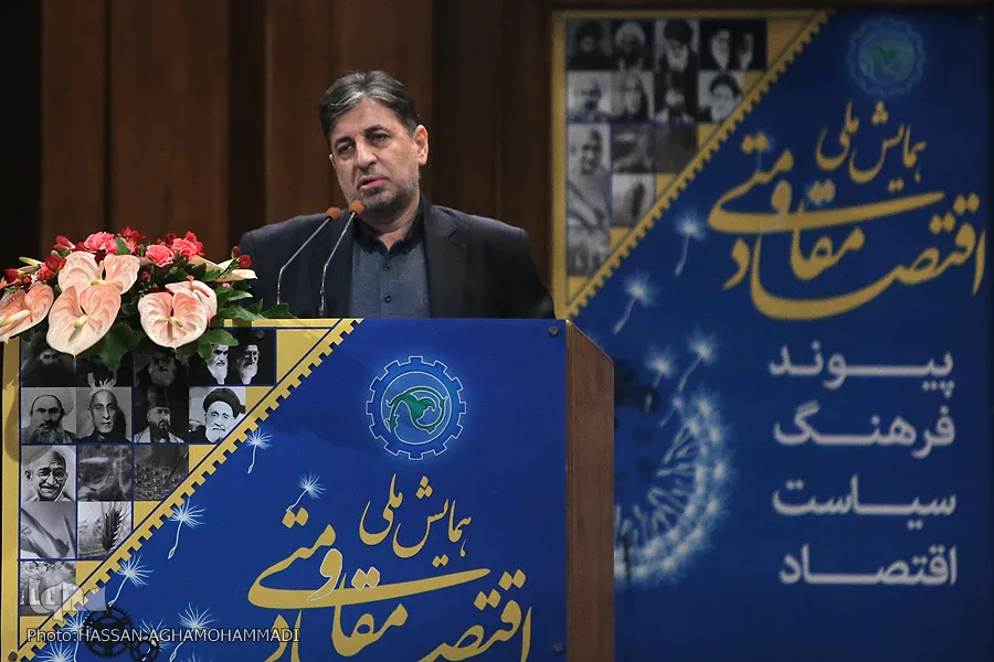 از مشکلات پیش روی اقتصاد مقاومتی تا استحاله فکری نخبگان/ روحانیون پیش‌قدم شوند