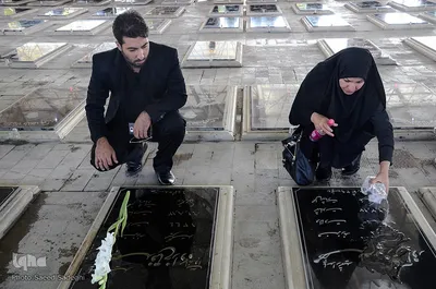 غبار روبی و عطر افشانی مزار مطهر شهدا بمناسبت هفته ی دفاع مقدس‎