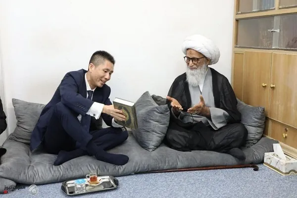 سفير الصين لدى العراق يهدي المرجع النجفي نسخة من القرآن بالصينية
