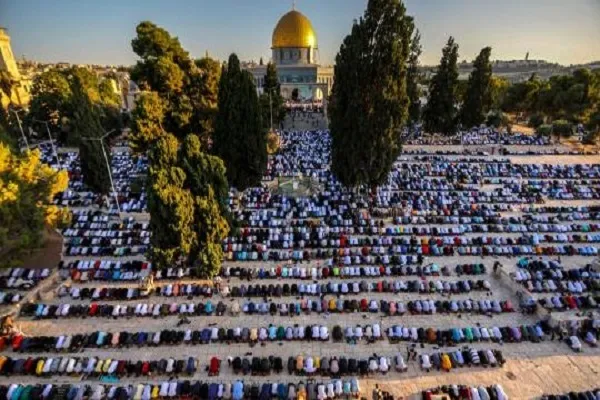 اقامه نماز ده‌ها هزار فلسطینی به مناسبت ولادت حضرت رسول(ص)