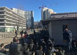 Fermeture de la mosquée de Grenoble : les fidèles ont prié sur le trottoir