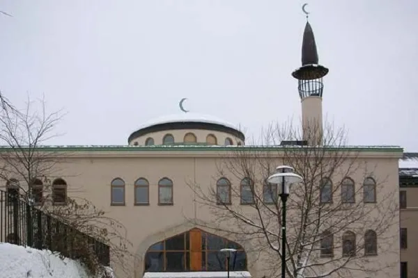 İsveç'te mescidin önüne yakılmış Kur'an-ı Kerim sayfaları bırakıldı